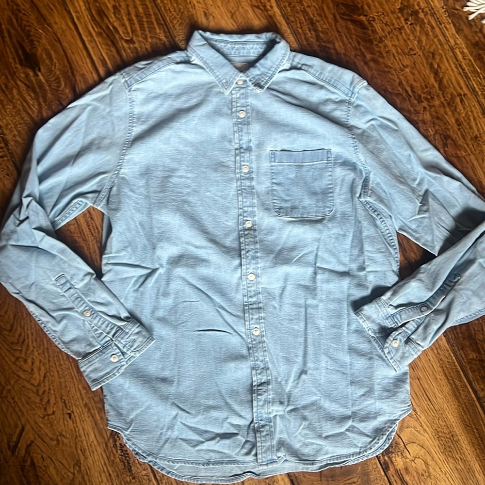 NWOT Gap chambray men’s button down